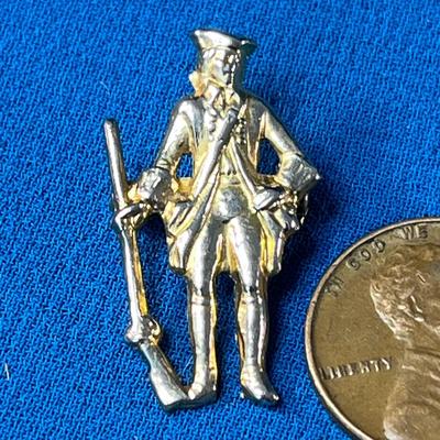 NIFTY LITTLE MINUTEMAN COLONIAL SOLDIER PIN