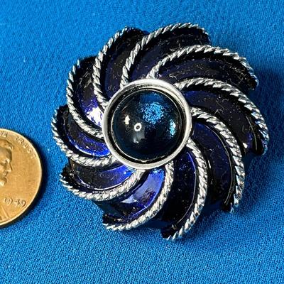 PINWHEEL PIN SCARF CLIP VINTAGE AVON DARK BLUE ENAMEL