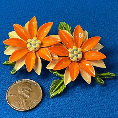 EXCELLENT FLOWER PIN BRIGHT ORANGE, YELLOW ENAMELS 