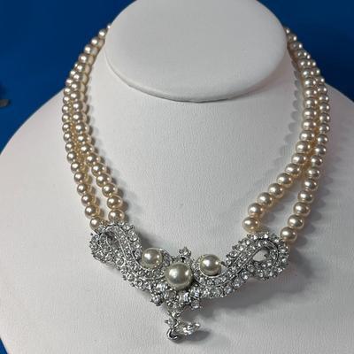 EXQUISITE RHINESTONE AND PEARL BALLROOM NECKLACE 