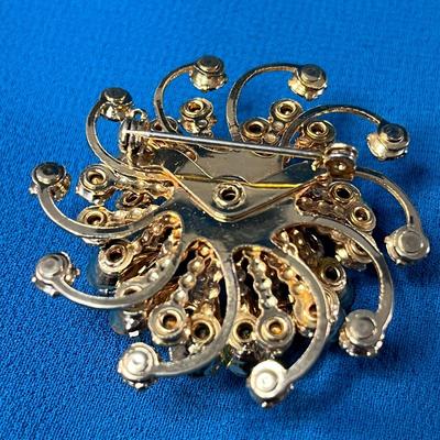 GREEN HUES PRONG-SET CLUSTER OF TEARDROP SHAPES, PIN WHEEL BACK PIN