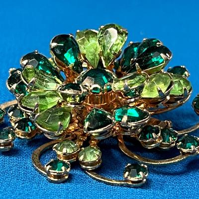 GREEN HUES PRONG-SET CLUSTER OF TEARDROP SHAPES, PIN WHEEL BACK PIN