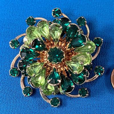GREEN HUES PRONG-SET CLUSTER OF TEARDROP SHAPES, PIN WHEEL BACK PIN