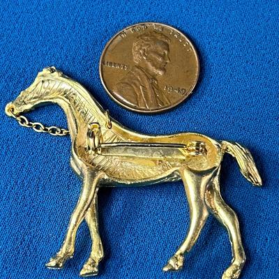 GOLD TONE HORSE WITH BRIDLE PIN