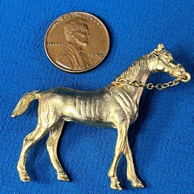 GOLD TONE HORSE WITH BRIDLE PIN