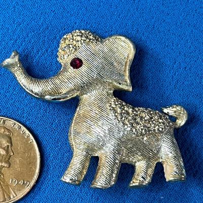 CUTE ELEPHANT PIN 