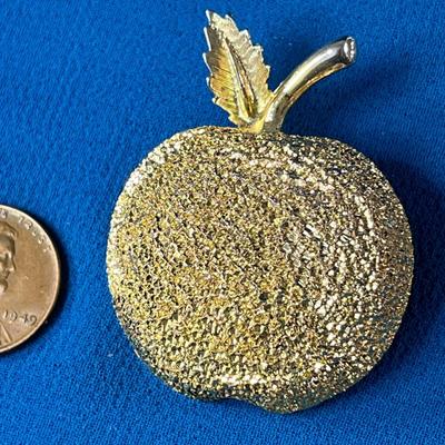 AWESOME GOLD TONE APPLE PIN TEXTURED BODY VERY DIMENSIONAL