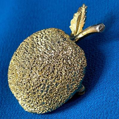 AWESOME GOLD TONE APPLE PIN TEXTURED BODY VERY DIMENSIONAL