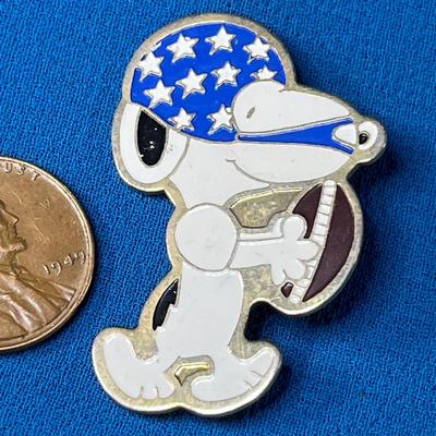 OLDER UNITED FEATURE SNOOPY WITH FOOTBALL ENAMELED PIN