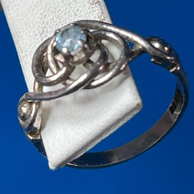 VINTAGE AQUAMARINE COLORED STONE INSET STERLING RING