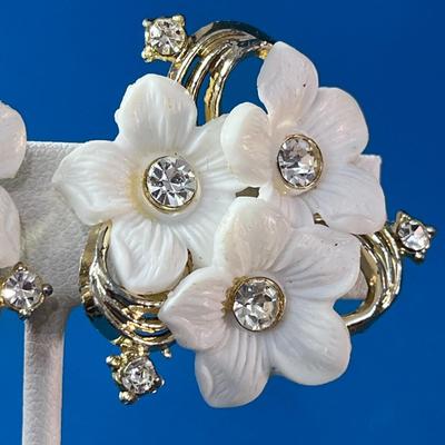 GOLD TONE RHINESTONE WHITE FLOWER EARRINGS