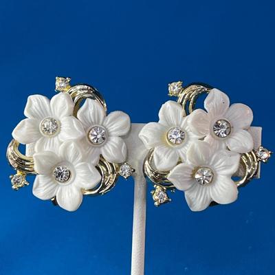 GOLD TONE RHINESTONE WHITE FLOWER EARRINGS