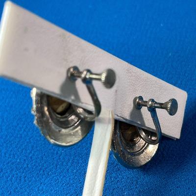 VINTAGE CLASSY RHINESTONE BUTTON EARRINGS BIG FACETED GLASS CENTER