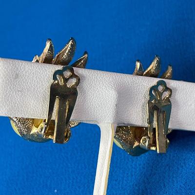 VINTAGE FAUX PEARL GOLD TONE FIRE BALL EARRINGS