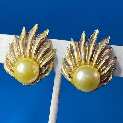 VINTAGE FAUX PEARL GOLD TONE FIRE BALL EARRINGS