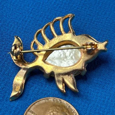 VINTAGE FUN PEARLY GOLDTONE METAL FISH PIN w/RHINESTONE EYE