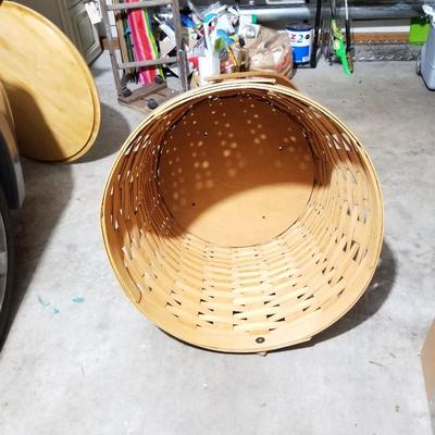 Extra Large Longaberger Basket with Lid | EstateSales.org