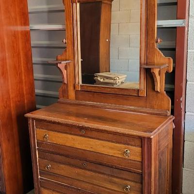 ANTIQUE VICTORIAN STYLE 3 DRAWER DRESSER WITH MIRROR