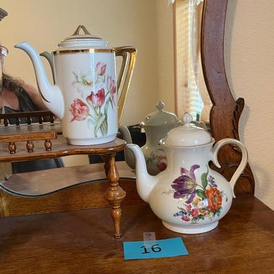 Lot of 2 Tea Pots