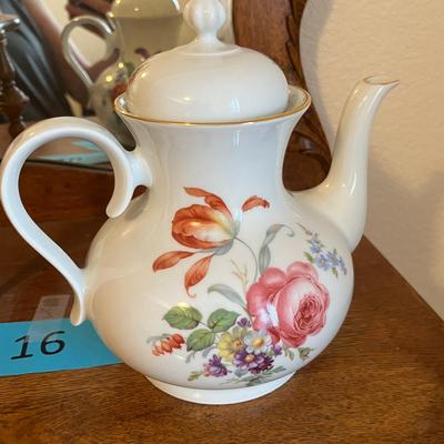 Lot of 2 Tea Pots