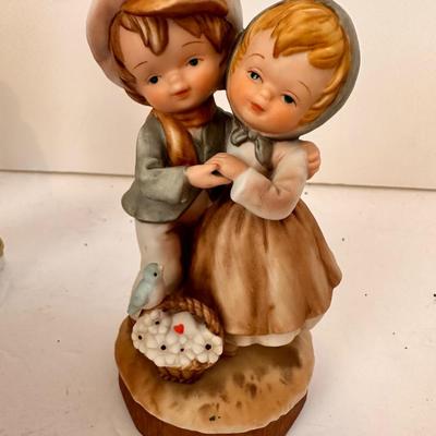 COLLECTIBLE FIGURINE LOT