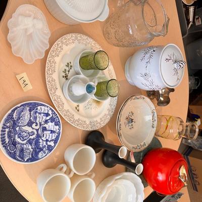 VINTAGE COLLECTABLE GLASSWARE LOT 