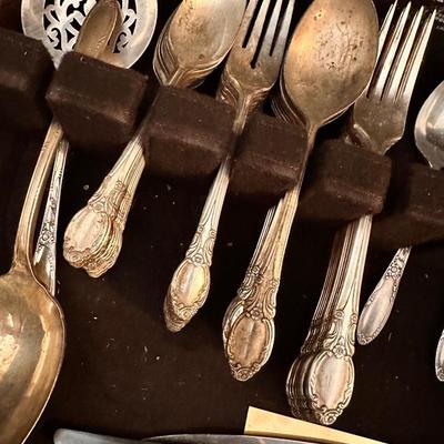 COLLECTABLE SILVER PLATE PRESIDENTIAL SPOON AND FLATWARE LOT 