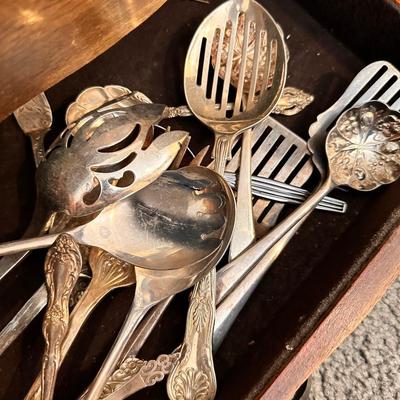 COLLECTABLE SILVER PLATE PRESIDENTIAL SPOON AND FLATWARE LOT 