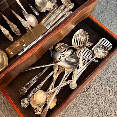 COLLECTABLE SILVER PLATE PRESIDENTIAL SPOON AND FLATWARE LOT 