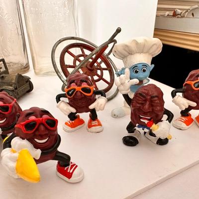 COLLECTIBLE CALIFORNIA RAISIN, SMURF, GLASSWARE LOT