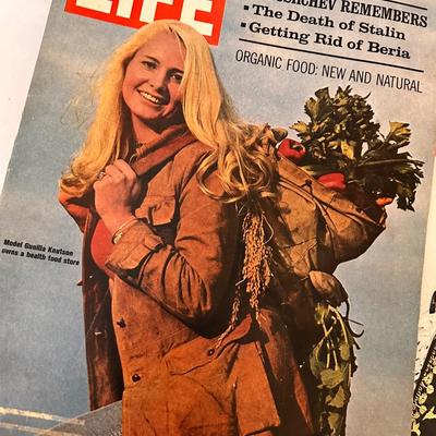 VINTAGE LIFE MAGAZINE LOT 1970