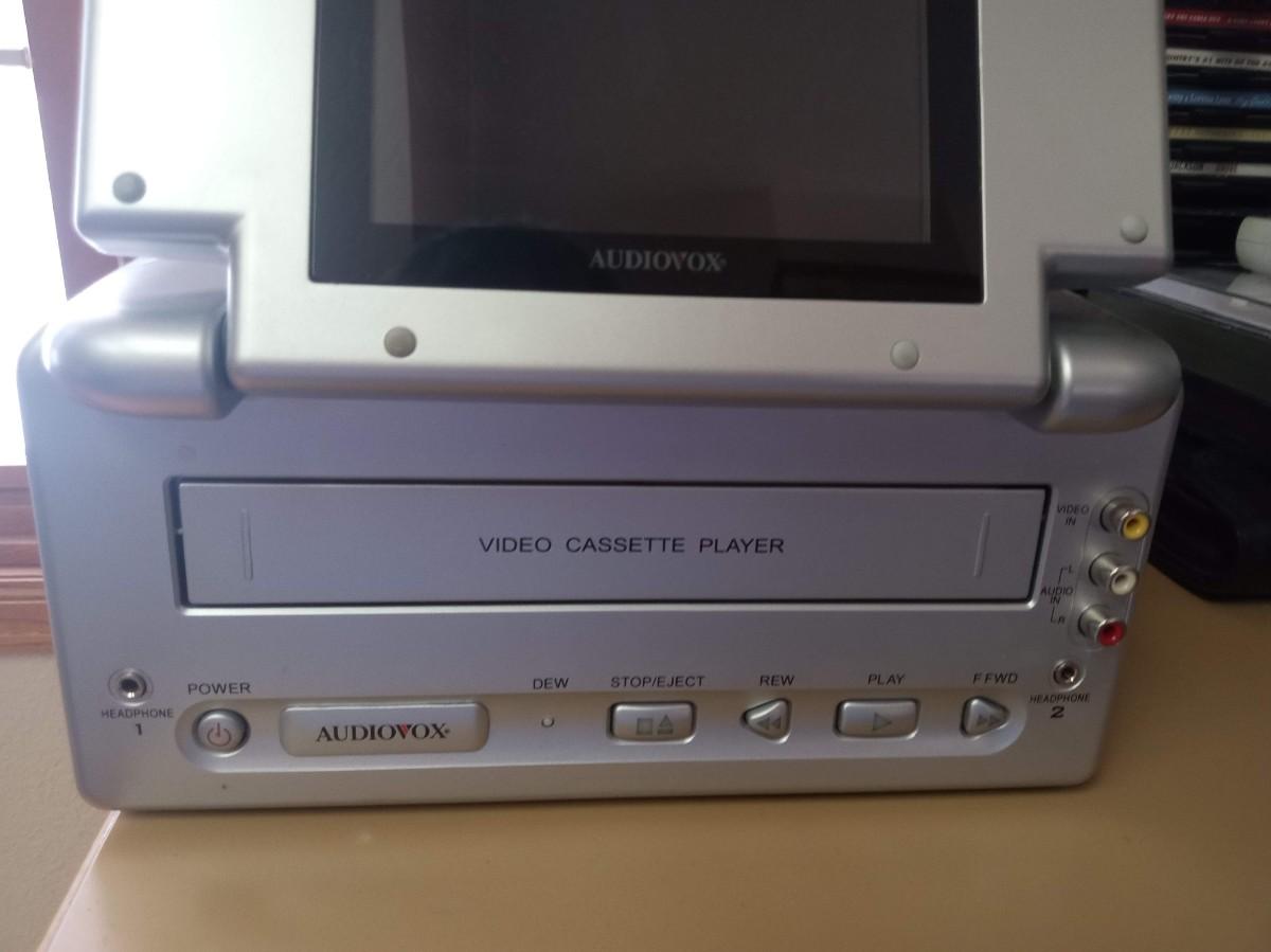 AUDIOVOX VBP2000 PORTABLE VHS PLAYER W/REMOTE