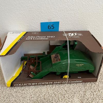 John Deere 1940 12A Combine