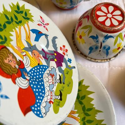 Red Ridinghood Tin Tea set