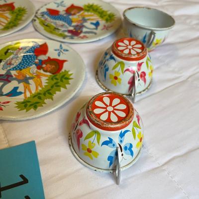 Red Ridinghood Tin Tea set