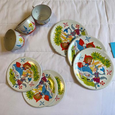 Red Ridinghood Tin Tea set
