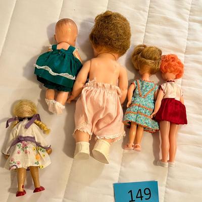 Lot of 5 more dolls