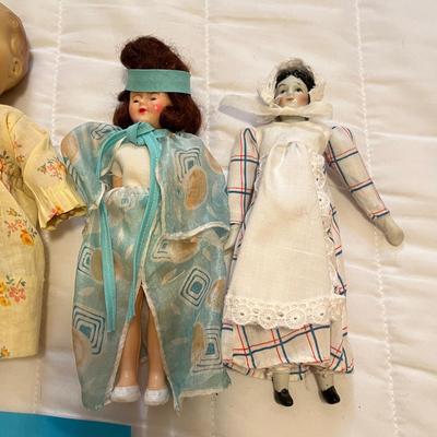 Lot of Dolls Peter Pan & other