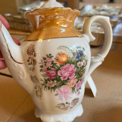 Larger lusterware set