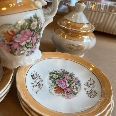 Larger lusterware set