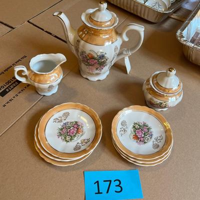 Larger lusterware set