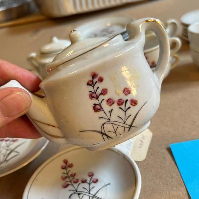 Expansive tea set