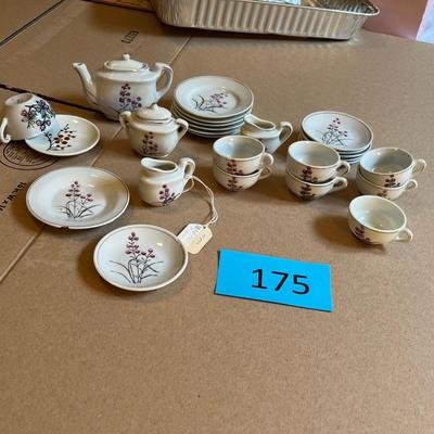 Expansive tea set
