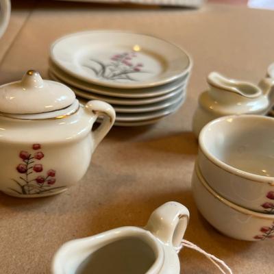 Expansive tea set