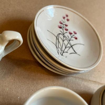 Expansive tea set