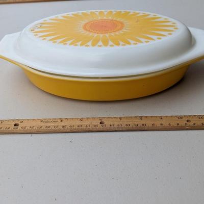 VTG Pyrex Yellow Sunflower Daisy 1.5 Quart Divided Casserole Dish & Lid 945C40