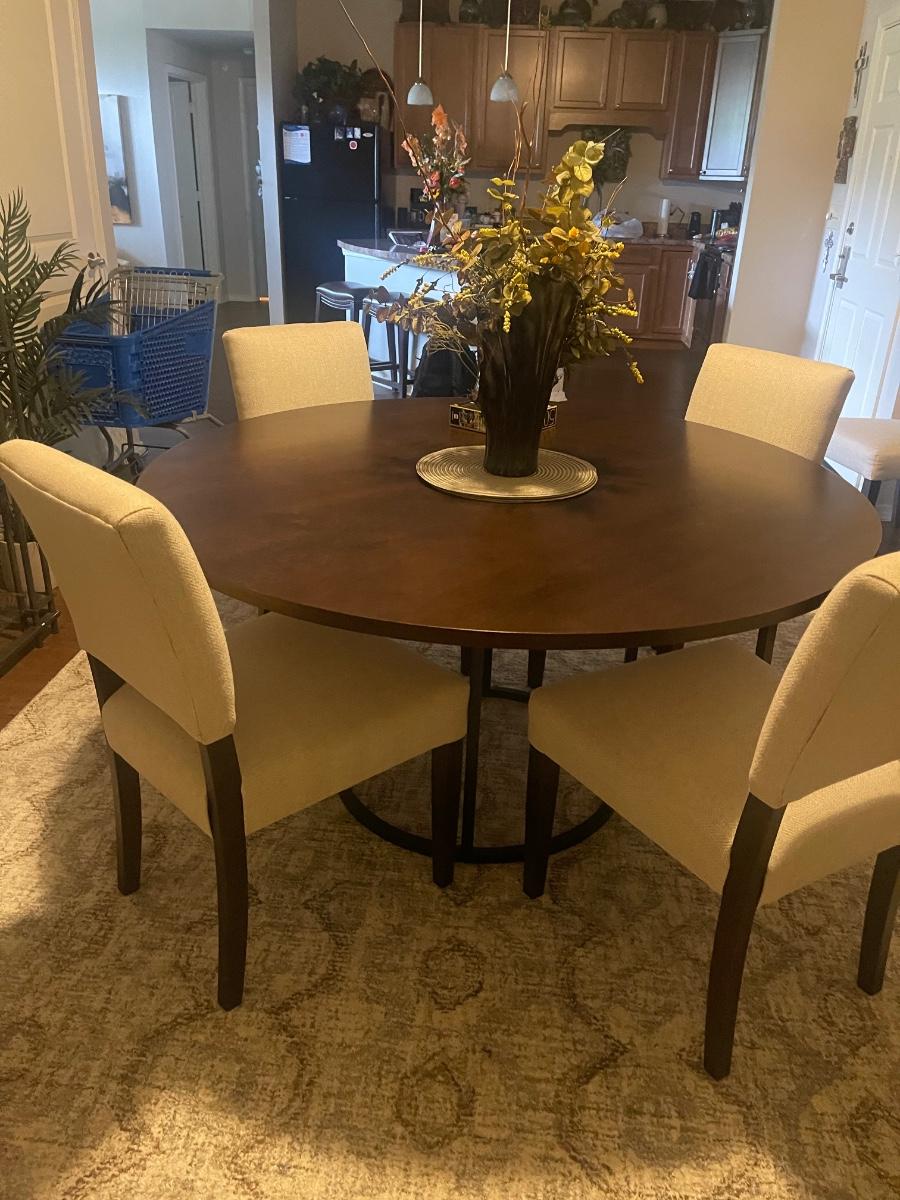 Bassett Dining Set 6 chairs