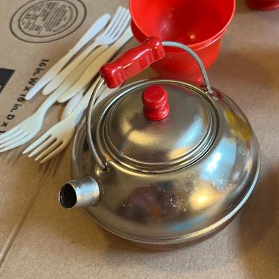 Toy trunk wMiith Plastic and tin dinnerware