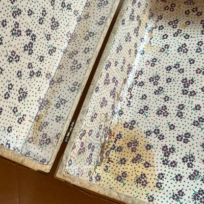 Toy trunk wMiith Plastic and tin dinnerware