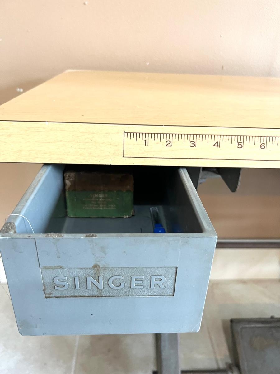 SINGER 2512 Sewing Table *Read Details